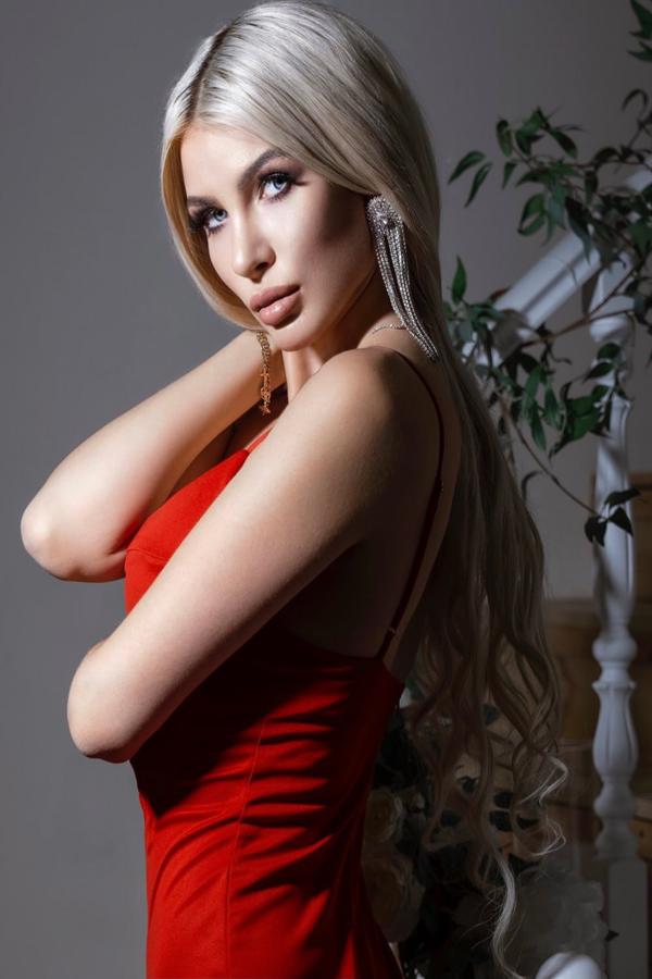 Estefanía Sol Awaits You for Unforgettable Moments